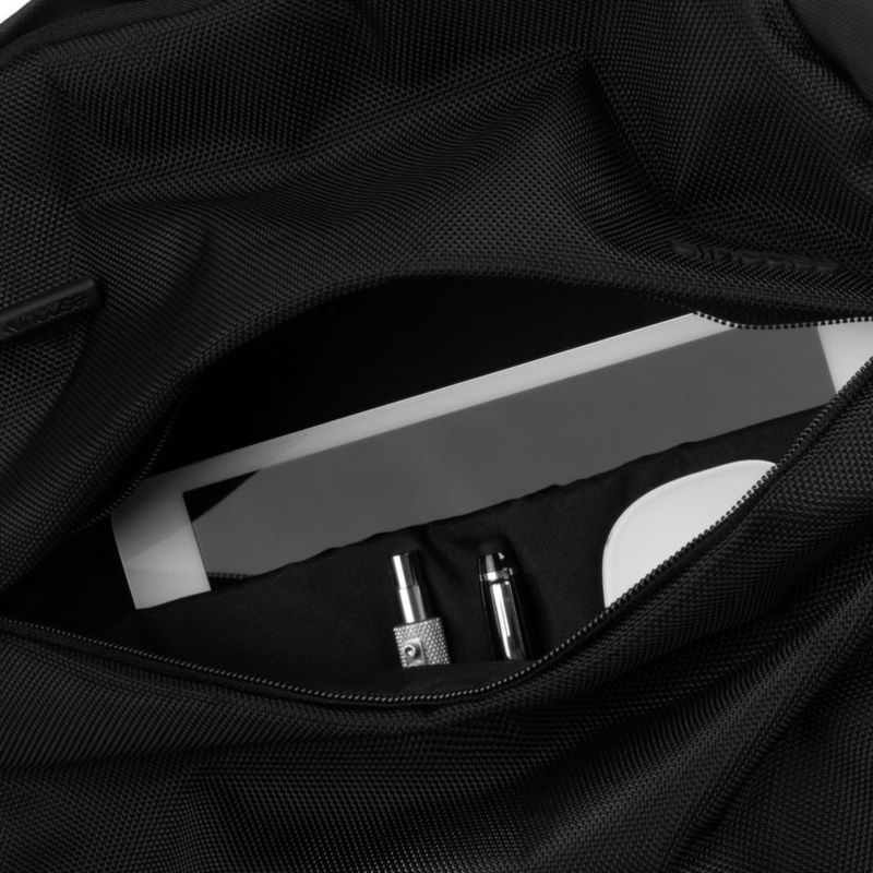 Mochila Incase Compact City 18L Negra 16" Portátil