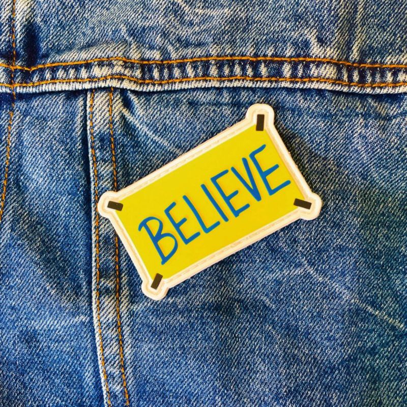 Parche EPIC Goods Believe Coach Lasso 48 × 76 cm con gancho y bucle