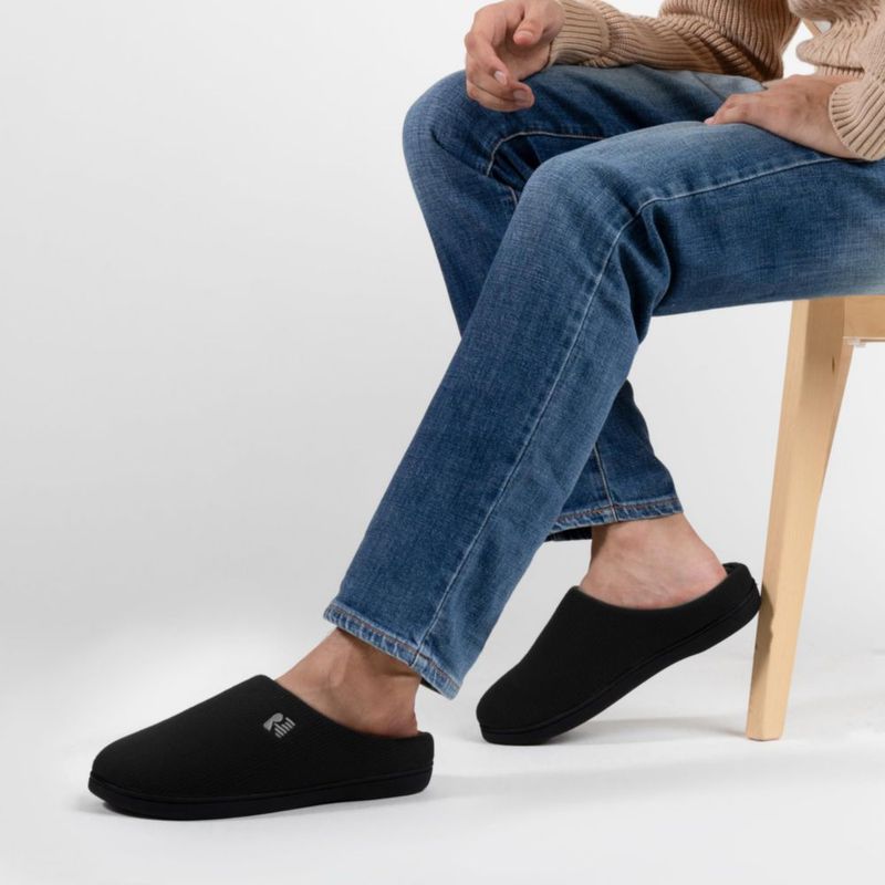 Pantufla RockDove 9-10W Negra/Gris de espuma de memoria