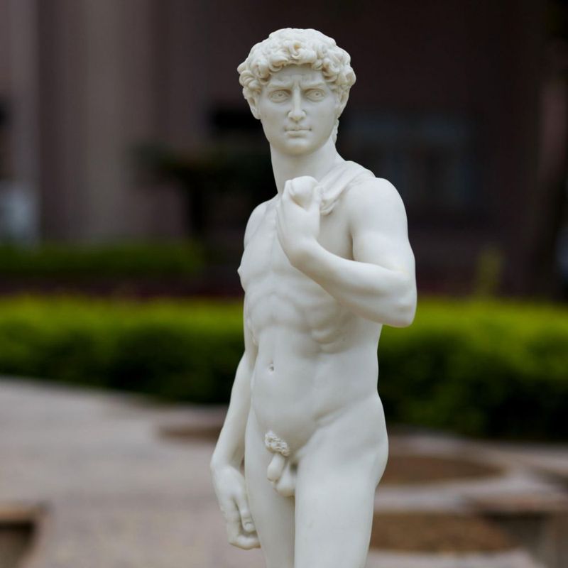 Escultura Veronese Design de 51 cm con Acabado Blanco Mármol