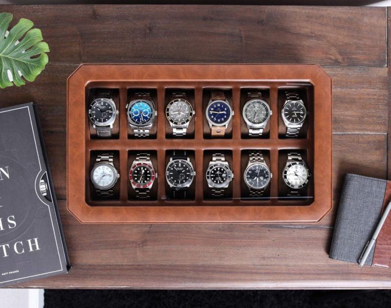 Caja de relojes ROTHWELL de 12 compartimentos en cuero color tostado/marrón