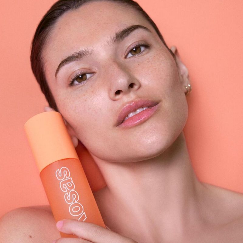 Gel limpiador Kosas Plump + Juicy Comfy Clean con ácido hialurónico