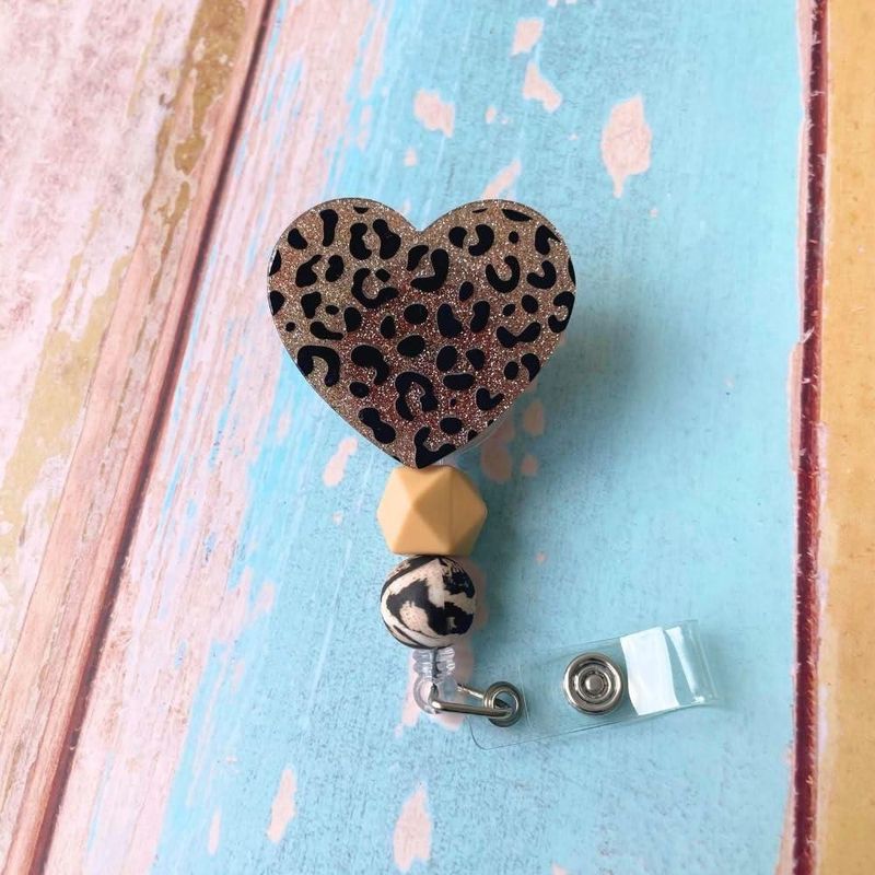 Porta Credencial YJ PREMIUMS con Estampado de Cebra y Corazón con Detalles de Cuentas