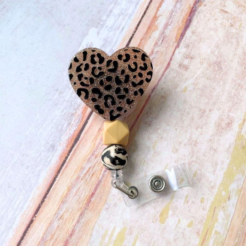 Porta Credencial YJ PREMIUMS con Estampado de Cebra y Corazón con Detalles de Cuentas