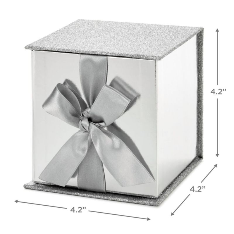 Caja de Regalo Hallmark de 11 cm con Brillo Plateado y Lazo