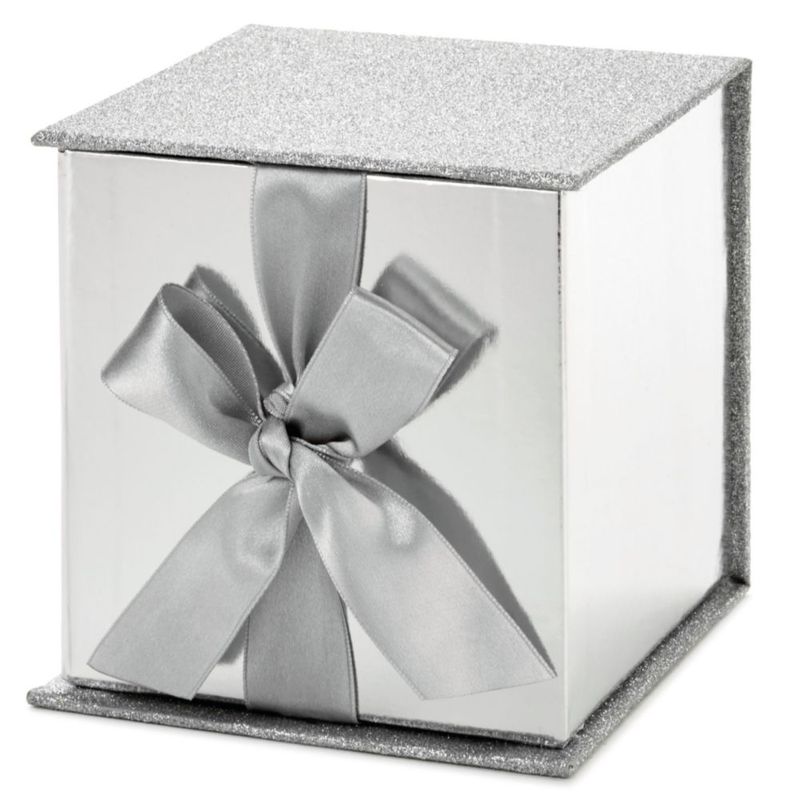 Caja de Regalo Hallmark de 11 cm con Brillo Plateado y Lazo