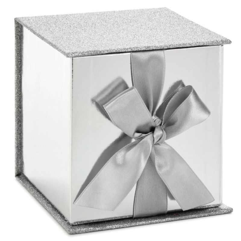Caja de Regalo Hallmark de 11 cm con Brillo Plateado y Lazo