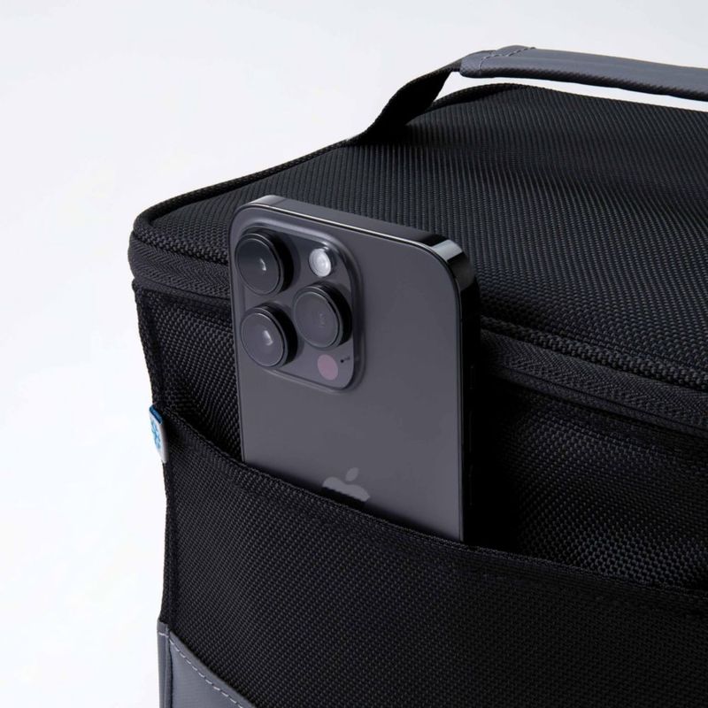 Lonchera PackIt 24x21x20 cm Negra/Gris con Correa Cruzada