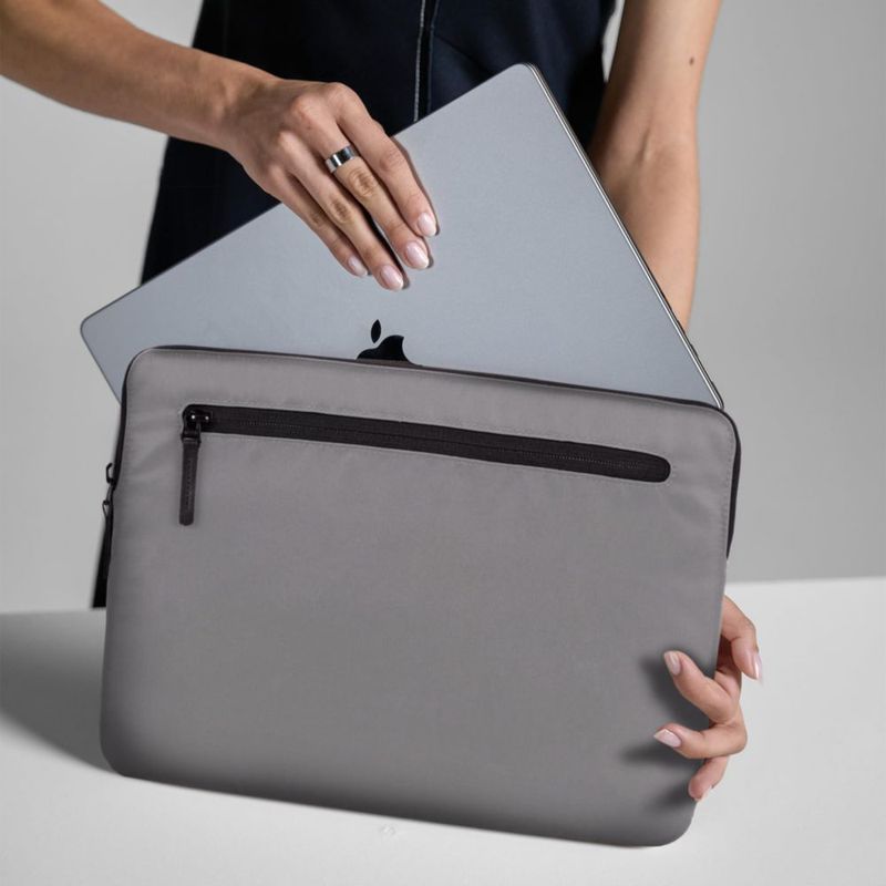 Funda Compacta Incase para Portátil con Nylon de Vuelo - Para MacBook/Portátil de 14‑pulgadas e iPad/Tablet - Forro de Piel Sintética Ligera Duradera