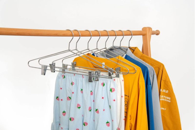 Perchas de ropa Quality Hangers 10 unidades con clips cromados