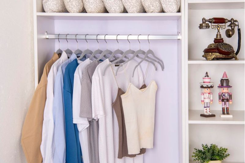Perchas de Plástico Gris – Pack de 50 – Quality Hangers