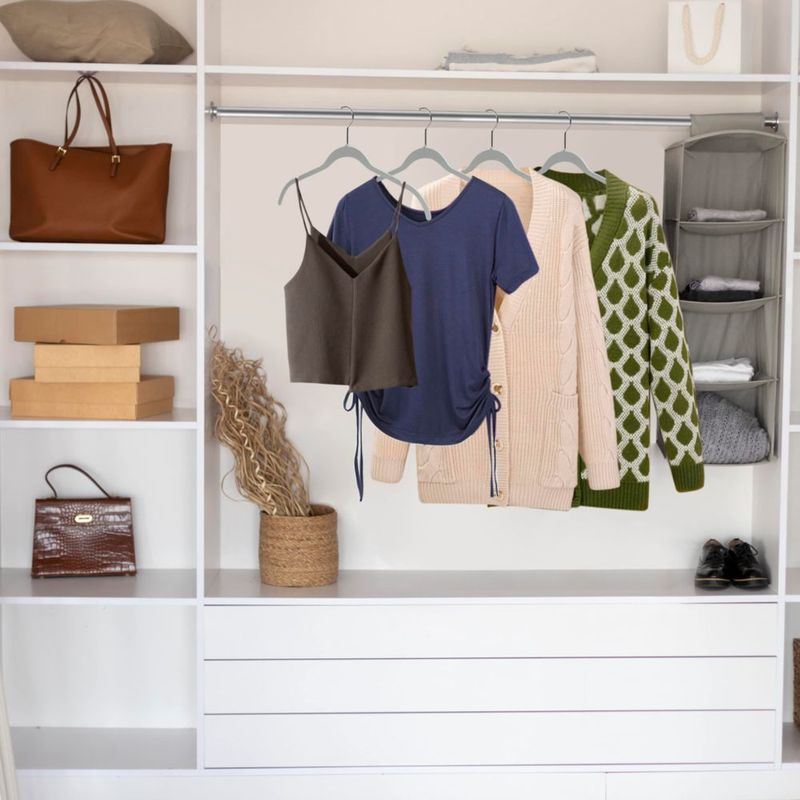Perchas de Plástico Gris – Pack de 50 – Quality Hangers