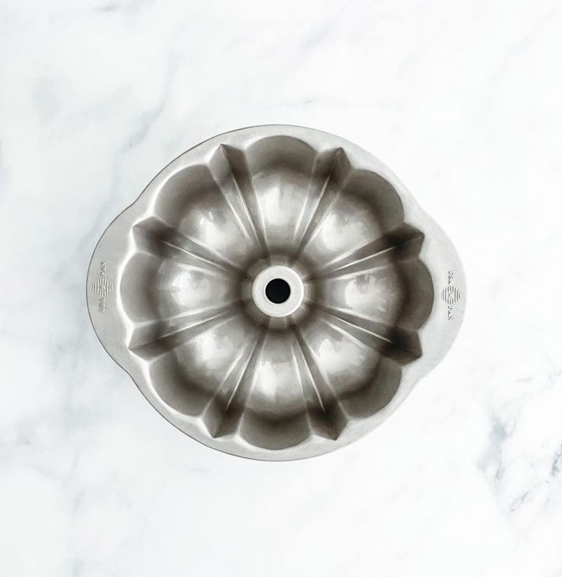 Molde para Pastel USA Pan 25 cm con Ranuras y Recubrimiento Antiadherente de Acero Aluminizado