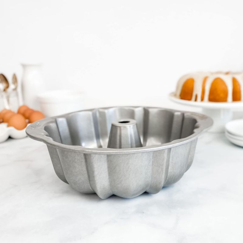 Molde para Pastel USA Pan 25 cm con Ranuras y Recubrimiento Antiadherente de Acero Aluminizado