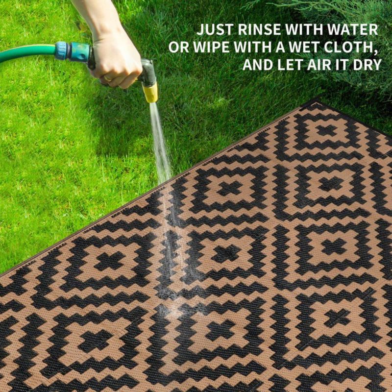 Alfombra Kalafun 152 cm x 244 cm negra y marrón de plástico