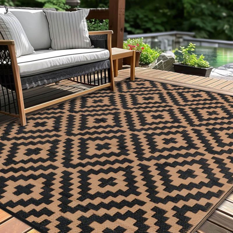 Alfombra Kalafun 152 cm x 244 cm negra y marrón de plástico