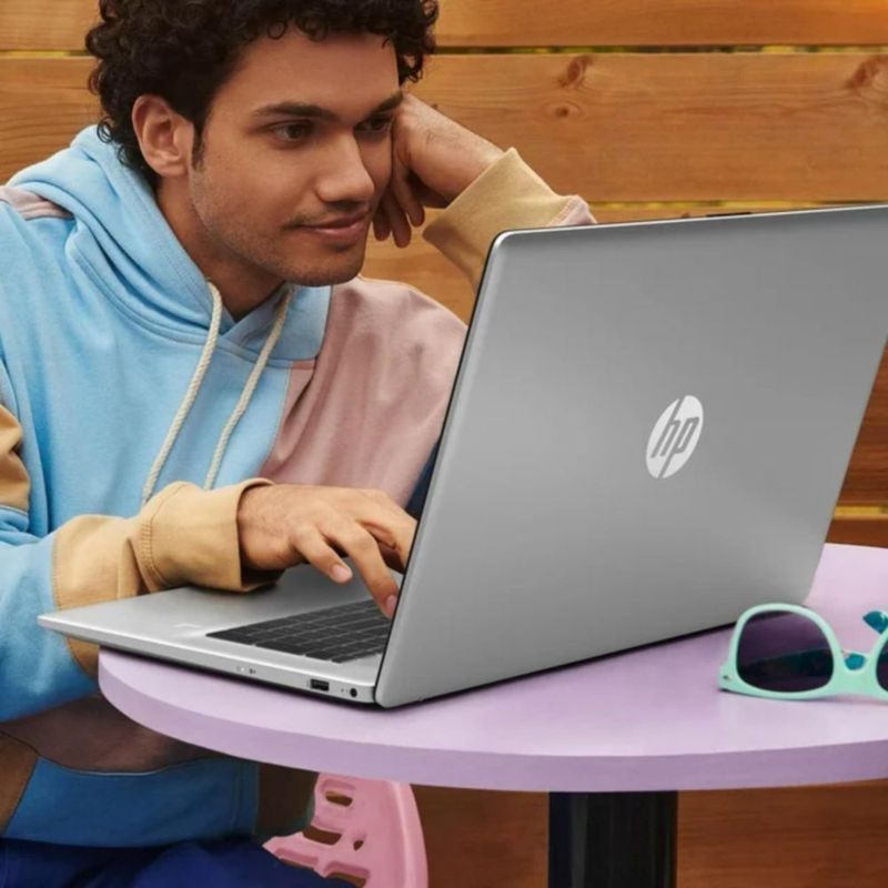 Portátil HP 173" FHD Ryzen 5 8 GB RAM 512 GB SSD Windows 11