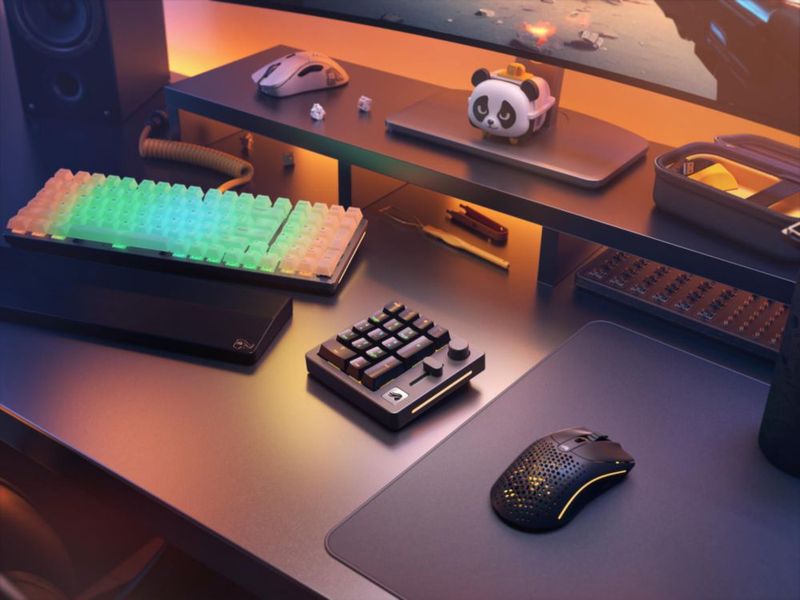 Macro Pad GLORIOUS de 10 teclas RGB con cable e inalámbrico