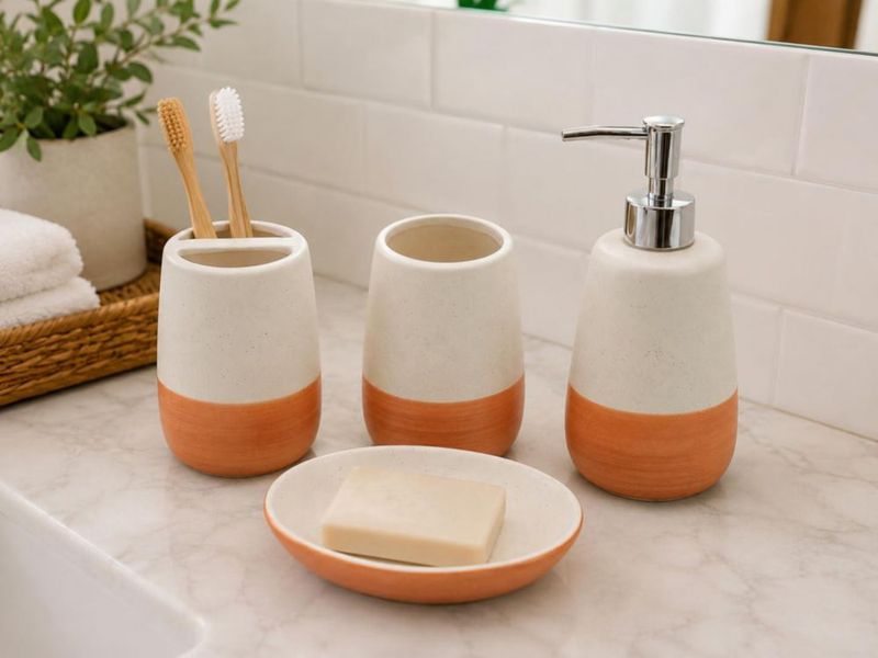 Set de accesorios de baño genérico de 4 piezas blanco moteado y terracota