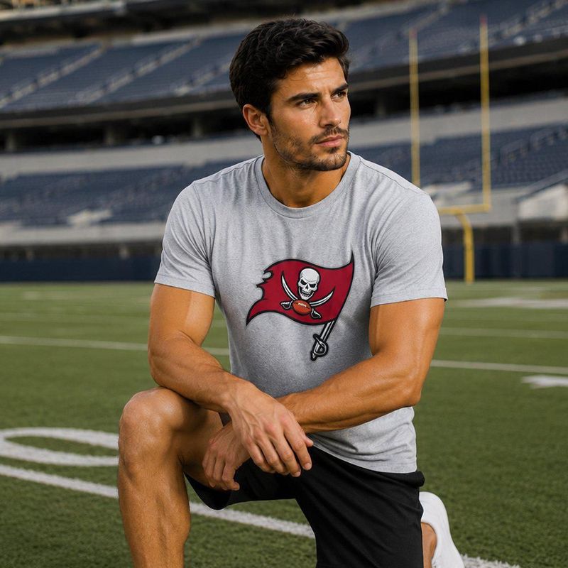 Playera Aficionado NFL Tampa Bay Buccaneers Manga Corta Gris Hombre
