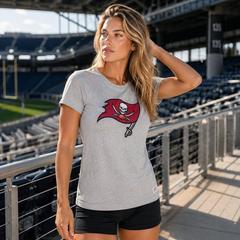 Playera Aficionado NFL Tampa Bay Buccaneers Manga Corta Gris Mujer