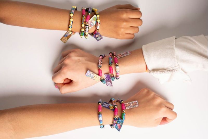 Caja de Pegatinas BoxLunch Sticki Rolls Pulsera Multi