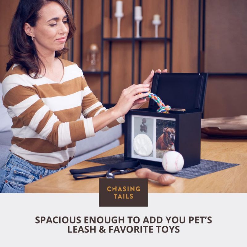 Caja de Recuerdo para Mascotas Chasing Tails Hasta 43 kg con Marco Fotográfico