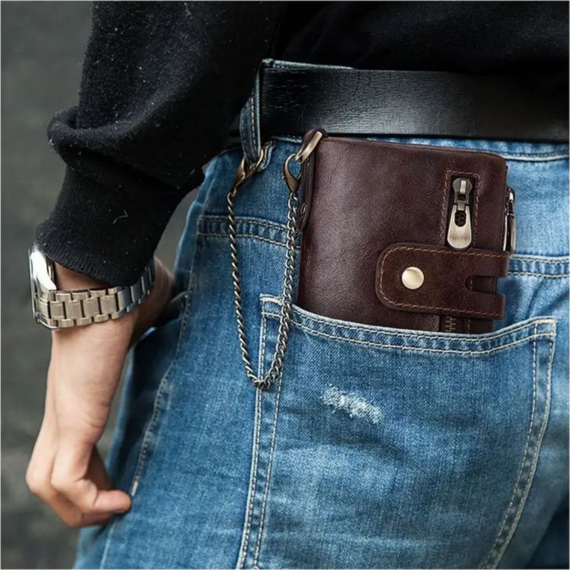 Cartera Para Hombre Con Cadena Antirrobo Color Marrón
