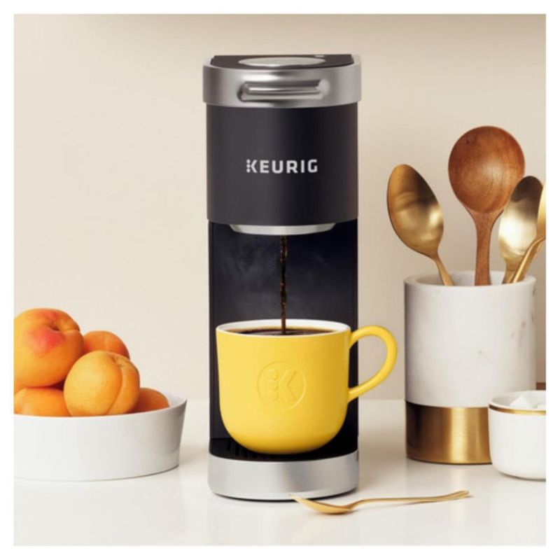 Keurig K-Mini Plus - Cafetera de una sola porción para cápsulas K-Cup, para tazas de 6 a 12 onzas, con almacenamiento para cápsulas K-Cup - Negro Mate