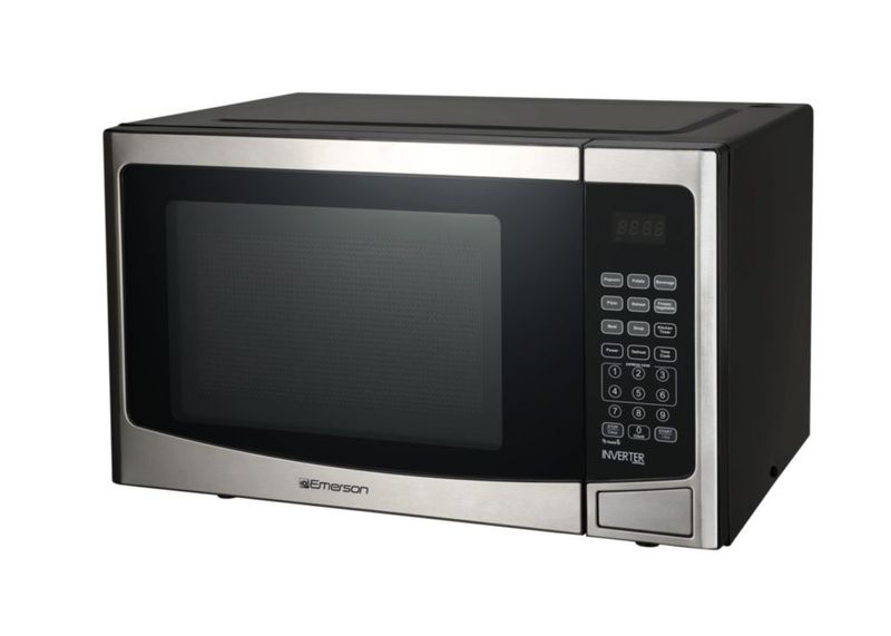 Microondas Emerson MWI1212SS de 1.2 pies cúbicos y 1000 W con tecnología inverter