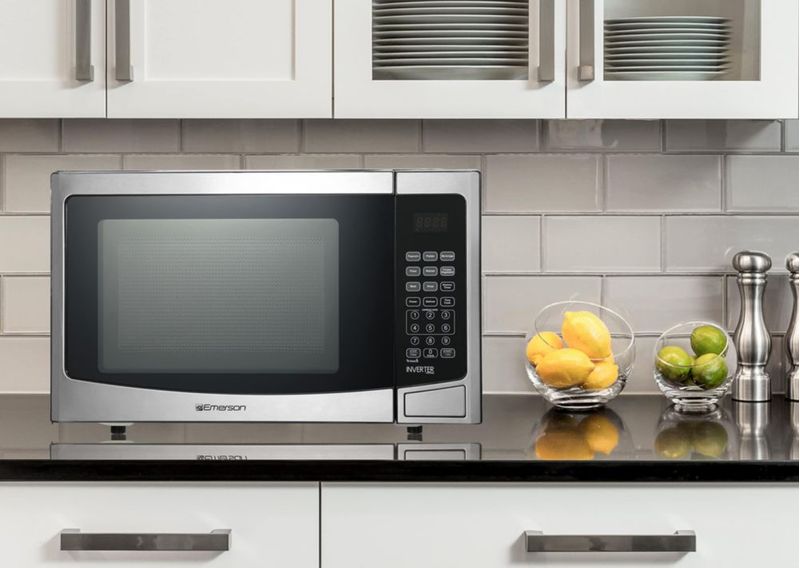 Microondas Emerson MWI1212SS de 1.2 pies cúbicos y 1000 W con tecnología inverter