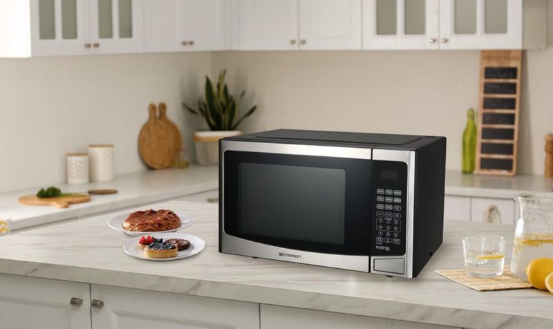 Microondas Emerson MWI1212SS de 1.2 pies cúbicos y 1000 W con tecnología inverter