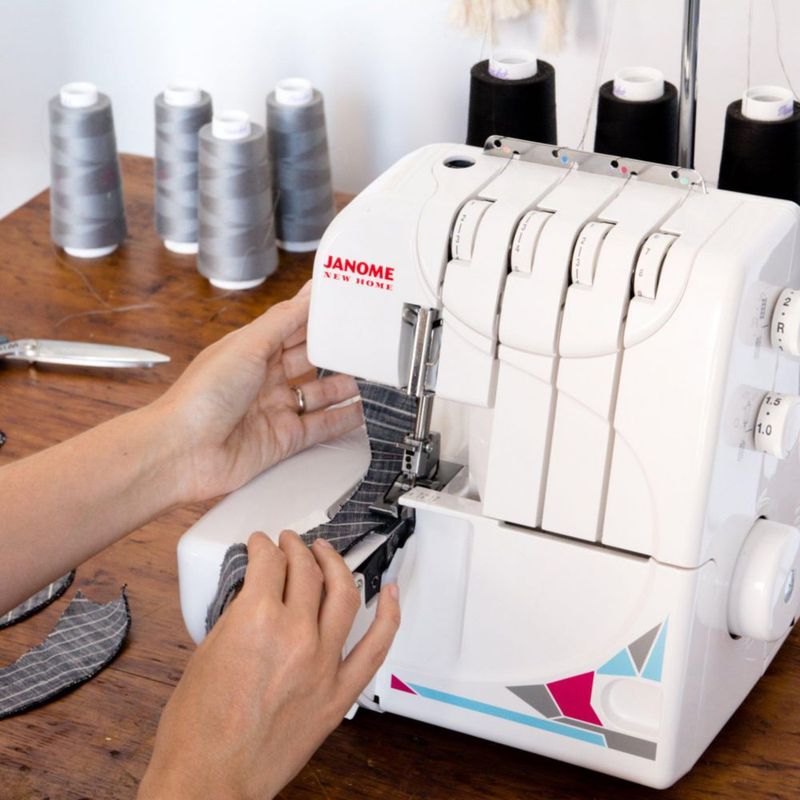 Overlock Janome MOD-8933 convertible de 3 y 4 hilos con diferencial