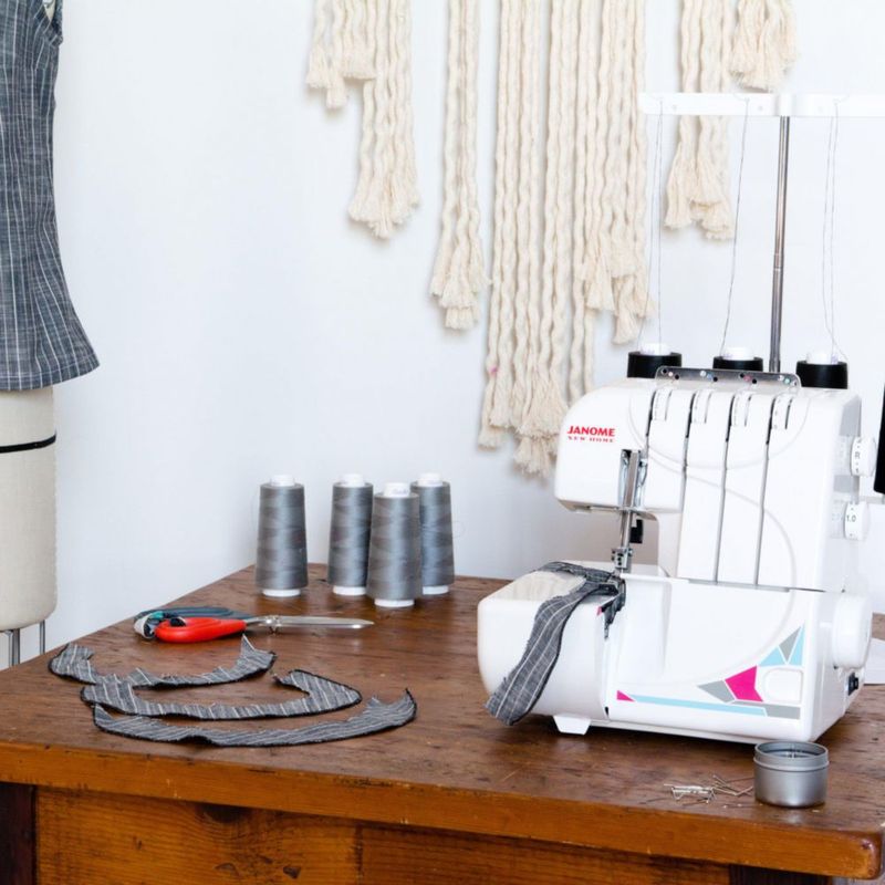 Overlock Janome MOD-8933 convertible de 3 y 4 hilos con diferencial