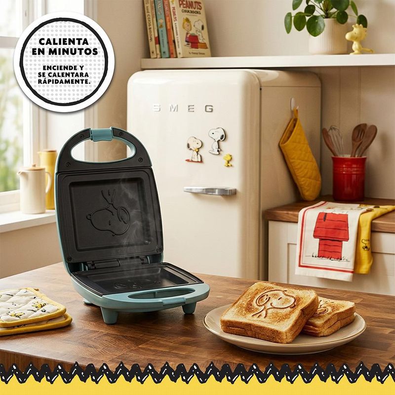 SNOOPY Peanuts Sandwichera Eléctrica Antiadherente Azul, Placas que Graban la Carita de Snoopy, Luz Indicadora, Ideal para Sándwiches, PS-SW1