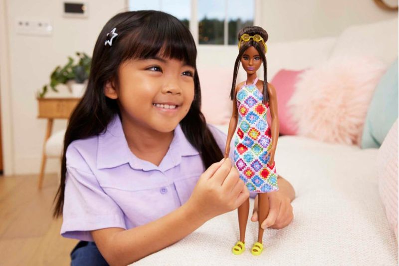 Muñeca de moda Barbie Fashionistas #210 con pelo castaño