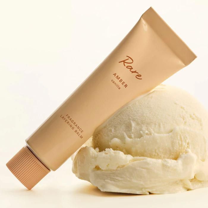 Bálsamo estratificador de fragancia Rare Beauty Amber Vanilla Rare