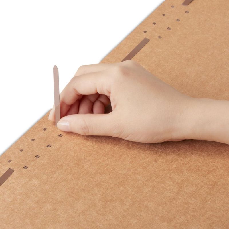 Carpeta de archivo con ganchos tamaño carta kraft – 50 unidades (Staples)