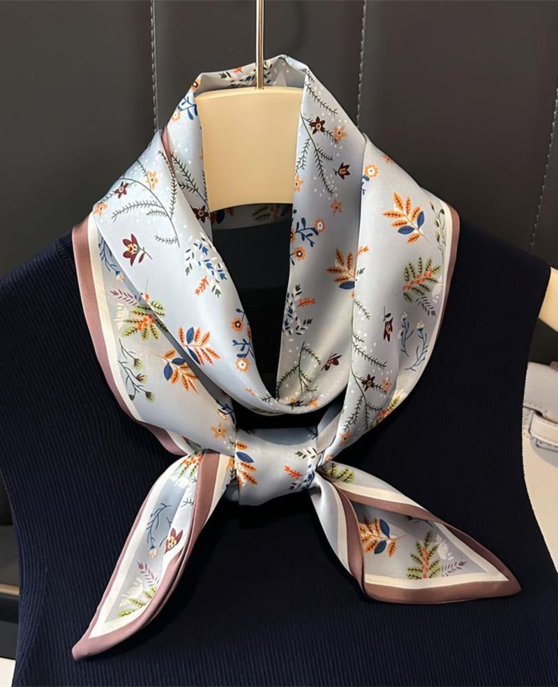 Pañuelo GoldenLife 147 cm con tacto de seda y estampado de follaje caqui
