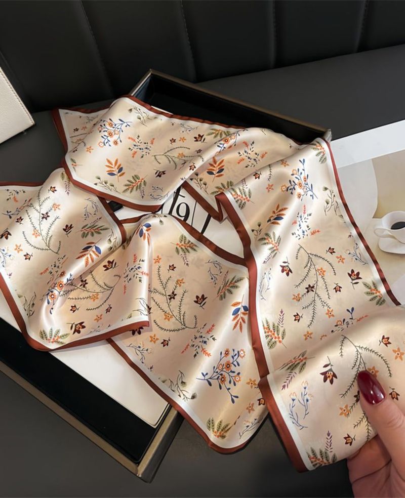 Pañuelo GoldenLife 147 cm con tacto de seda y estampado de follaje caqui