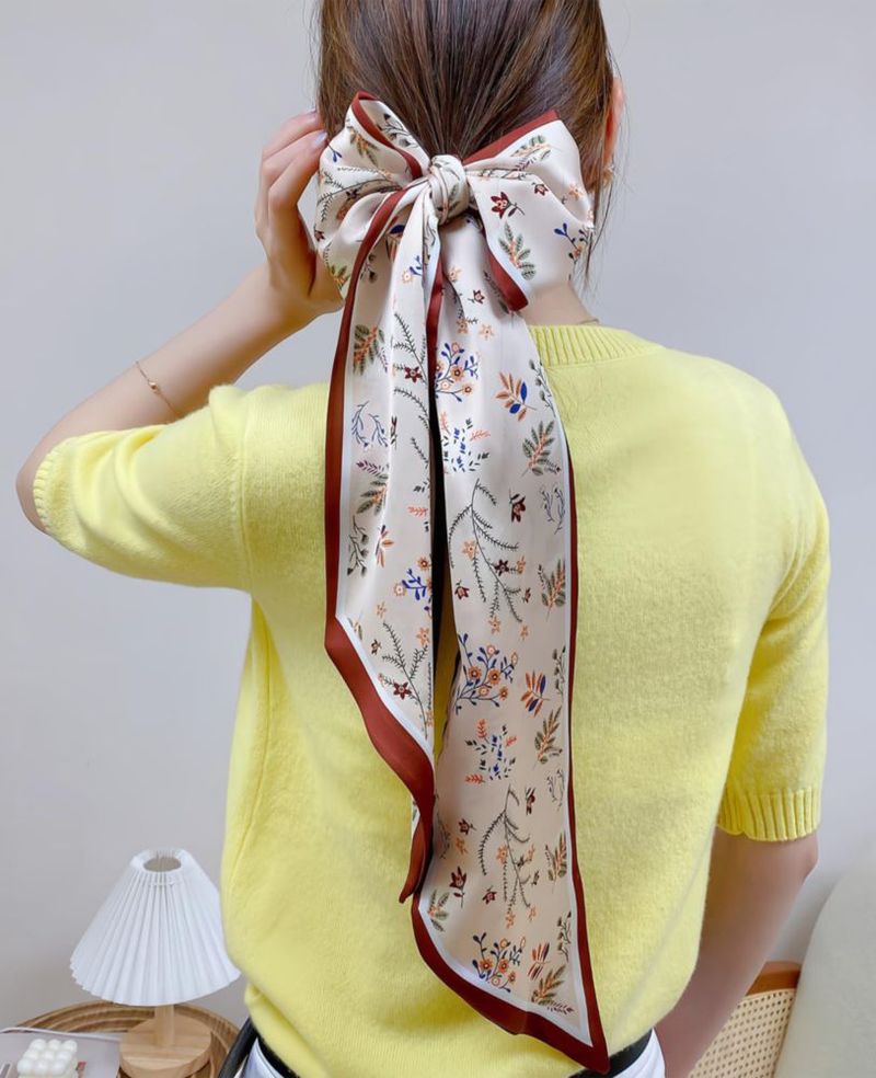 Pañuelo GoldenLife 147 cm con tacto de seda y estampado de follaje caqui