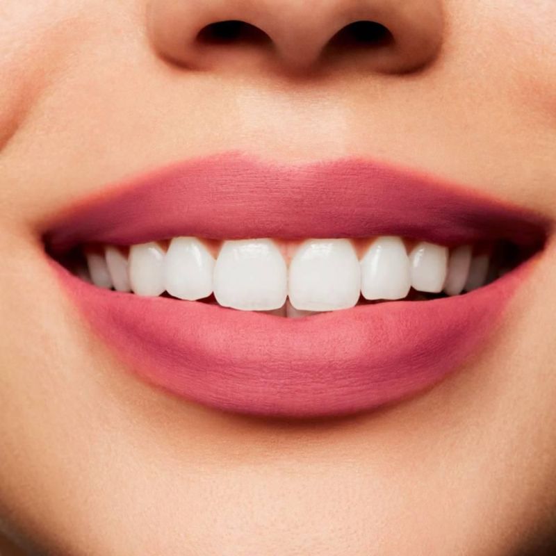 Lápiz Labial liquido Mac Powder Kiss More the Mehr-ier 5ml color lila
