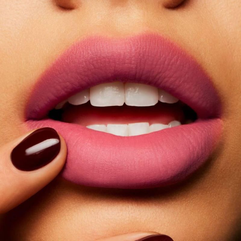 Lápiz Labial liquido Mac Powder Kiss More the Mehr-ier 5ml color lila