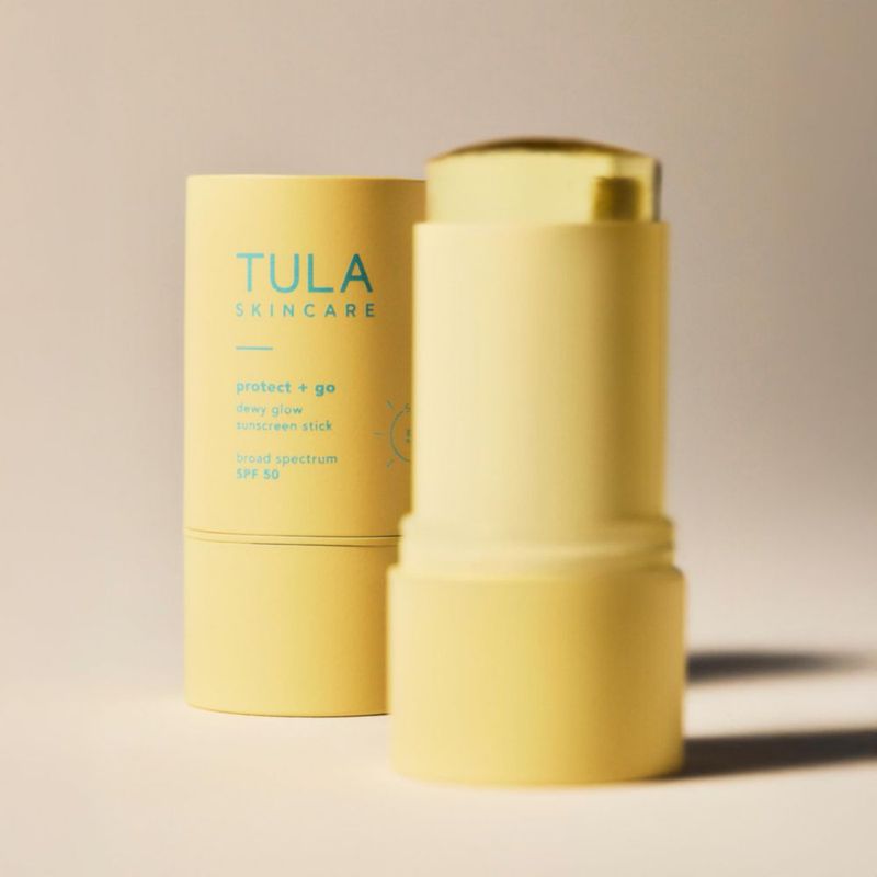Protector solar en barra TULA Skin Care Protect + Go Dewy Glow SPF 50