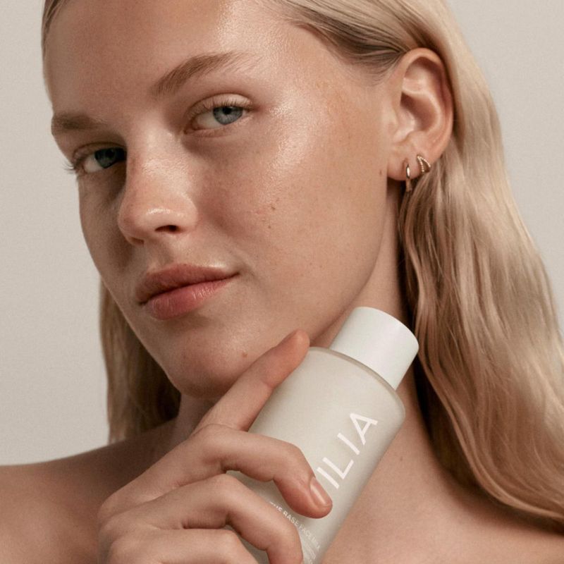Leche facial Essence + Crema hidratante ligera ILIA The Base