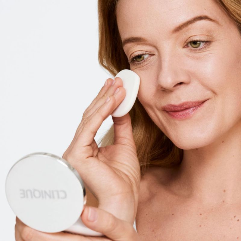 Base de maquillaje en polvo y corrector Clinique Beyond Perfecting