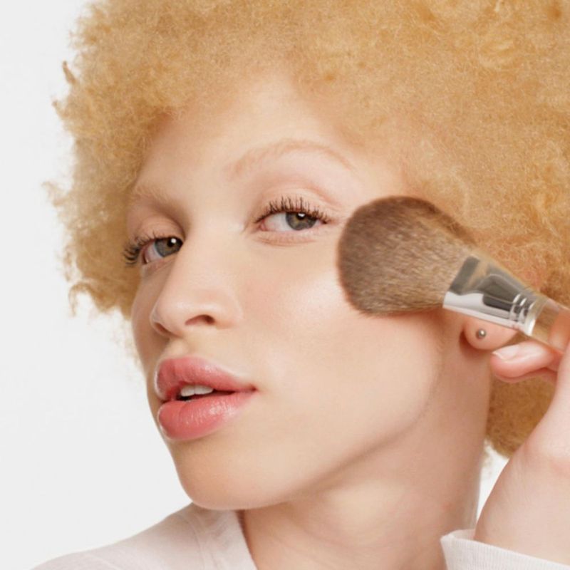Brocha para polvos faciales Clinique para polvos compactos y sueltos