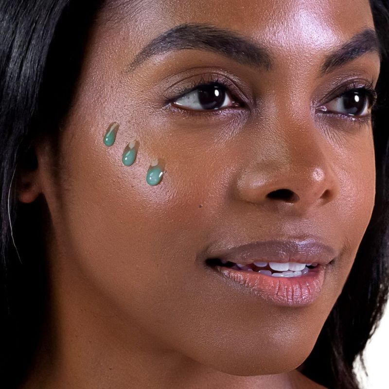 Sérum para ojos PUR MINERALS que tonifica y reafirma la niacinamida para mujeres