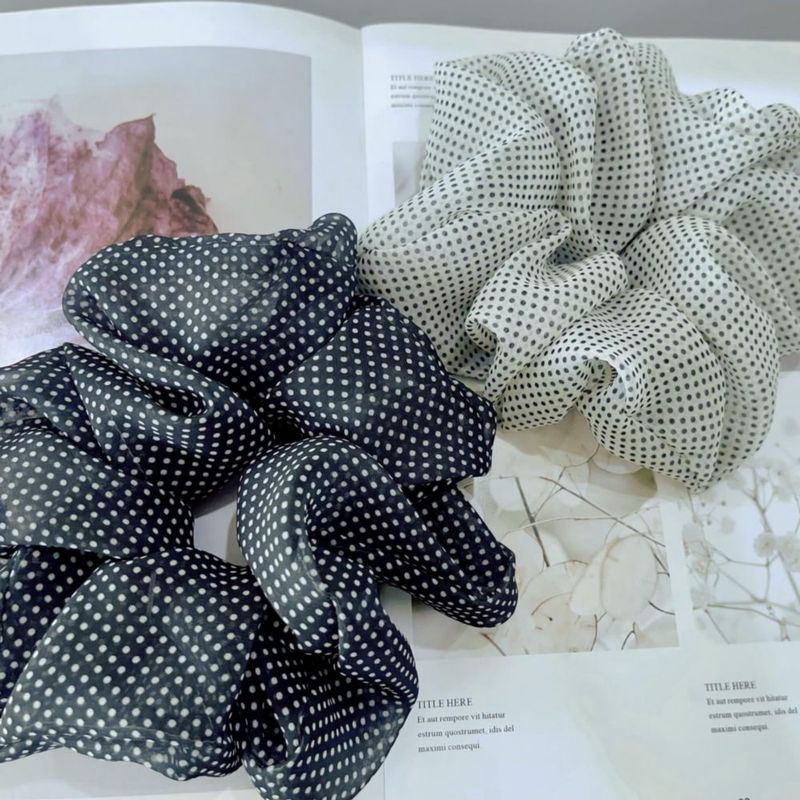 Scrunchies de satén CAFUDEYE XL 14 cm (puntos BW)