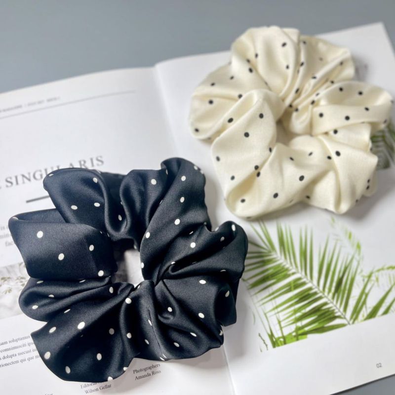 Scrunchies de satén CAFUDEYE XL 14 cm (puntos BW)